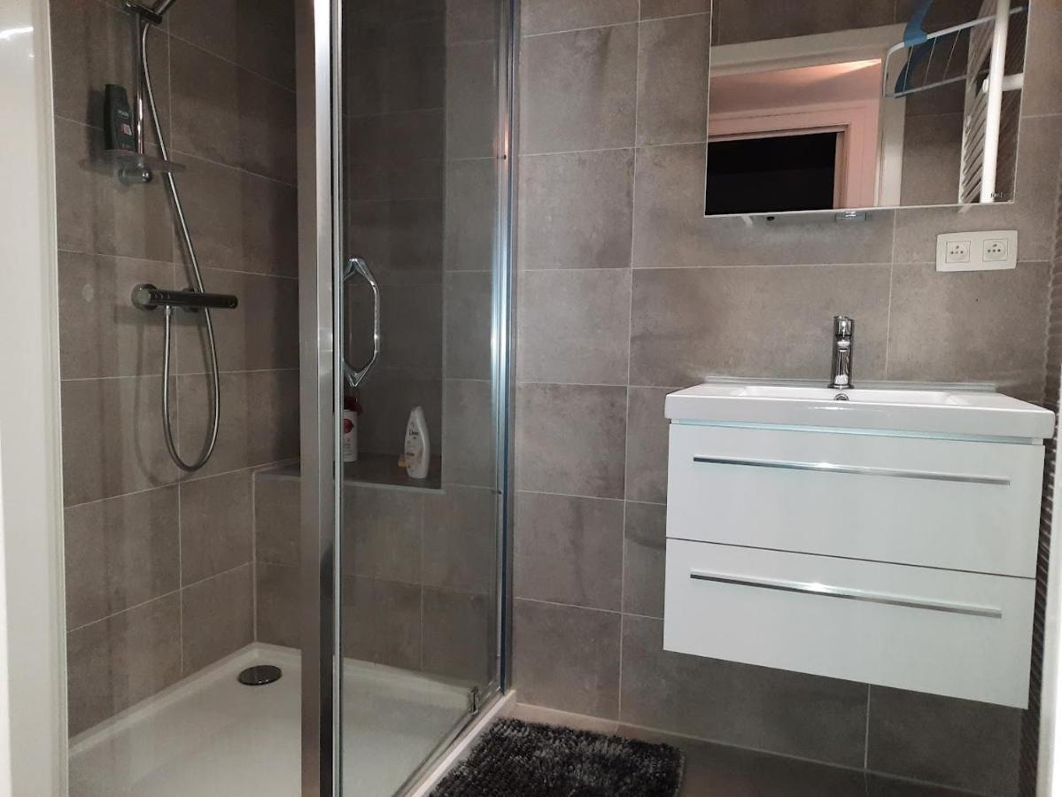 Lichtrijk En Comfortabel Hoekappartement Met Gratis Parking En Zeer Centraal Gelegen - Comme Chez Soi Ostend Luaran gambar