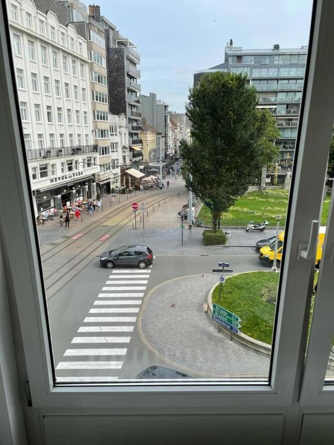 Lichtrijk En Comfortabel Hoekappartement Met Gratis Parking En Zeer Centraal Gelegen - Comme Chez Soi Ostend Luaran gambar