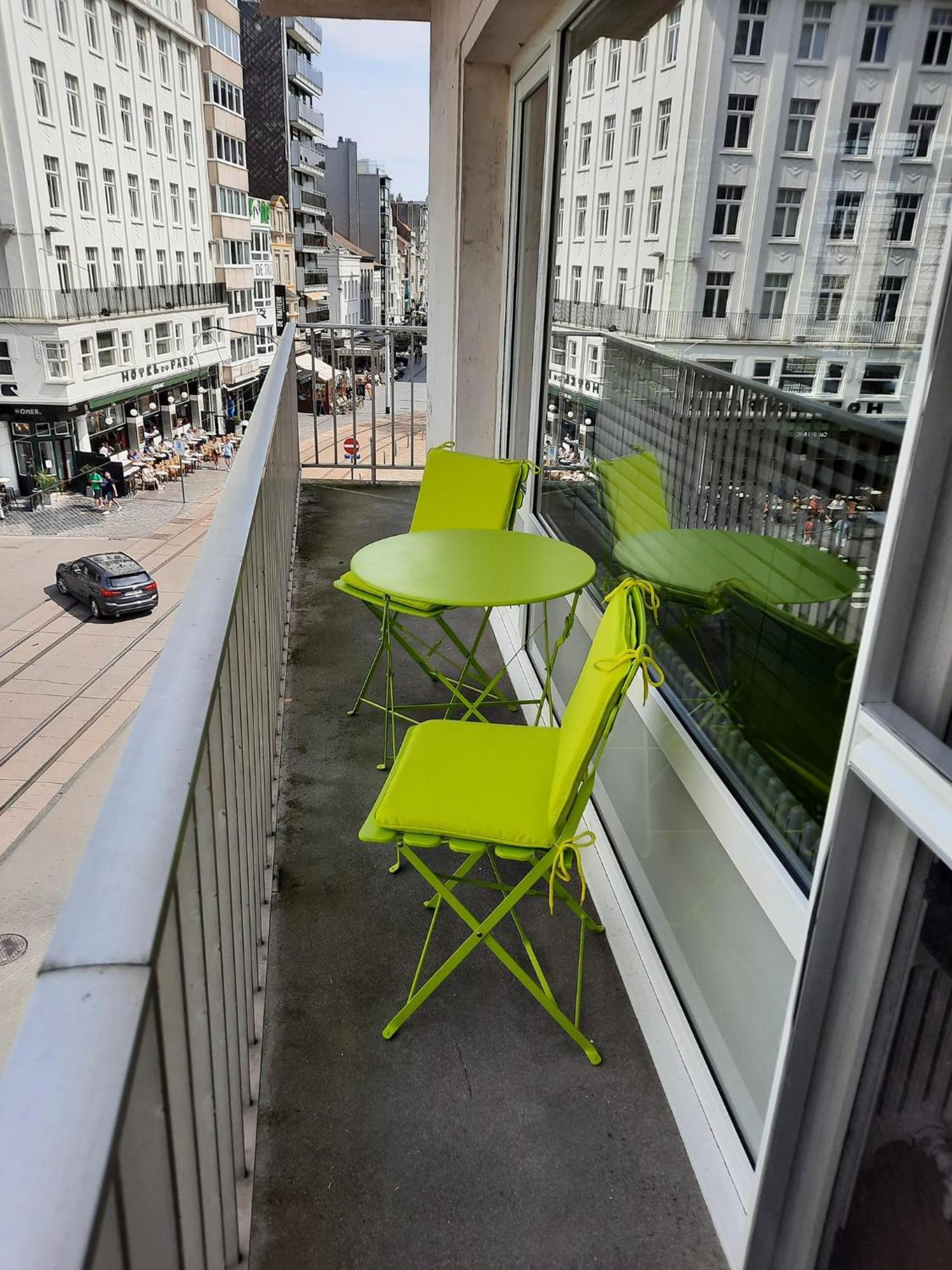 Lichtrijk En Comfortabel Hoekappartement Met Gratis Parking En Zeer Centraal Gelegen - Comme Chez Soi Ostend Luaran gambar
