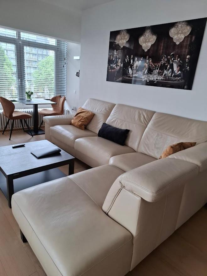 Lichtrijk En Comfortabel Hoekappartement Met Gratis Parking En Zeer Centraal Gelegen - Comme Chez Soi Ostend Luaran gambar