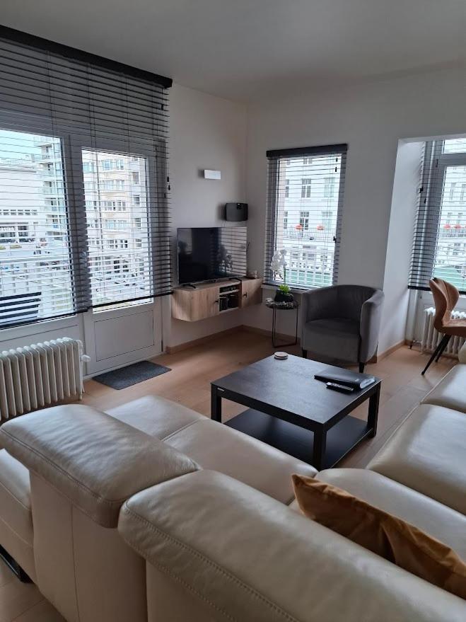 Lichtrijk En Comfortabel Hoekappartement Met Gratis Parking En Zeer Centraal Gelegen - Comme Chez Soi Ostend Luaran gambar