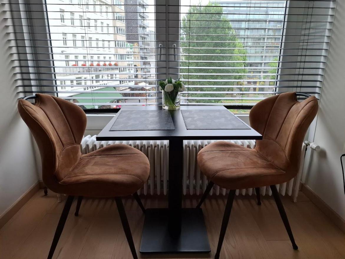 Lichtrijk En Comfortabel Hoekappartement Met Gratis Parking En Zeer Centraal Gelegen - Comme Chez Soi Ostend Luaran gambar