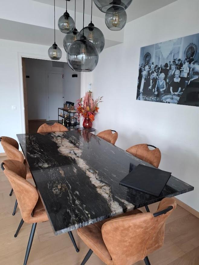 Lichtrijk En Comfortabel Hoekappartement Met Gratis Parking En Zeer Centraal Gelegen - Comme Chez Soi Ostend Luaran gambar